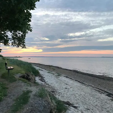 Family By The Calm Waters Of Limfjord 別荘 *