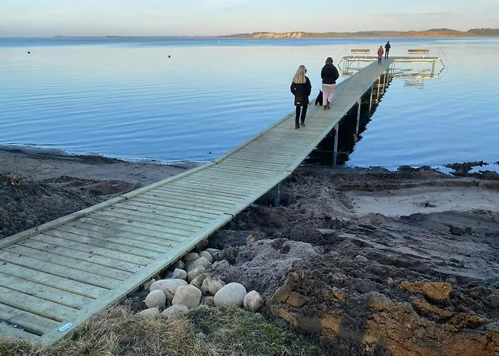 Family By The Calm Waters Of Limfjord Сasa de vacaciones *